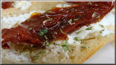 Crostini à la Tomate Séchée et à la Ricotta Crostini à la Tomate Séchée et à la Ricotta